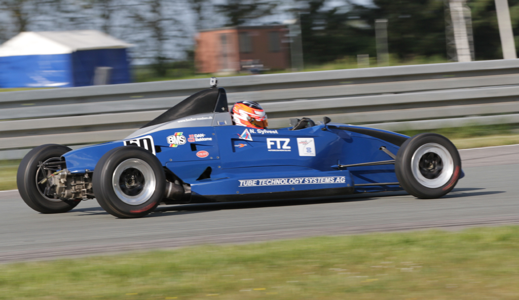 Nicolai Sylvest tog sejren i andet heat, mens solen begyndte at kigge frem
(Foto: Motorsporten.dk)